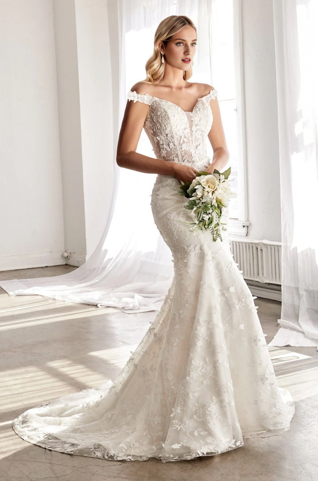 Abito da sposa lungo senza maniche con scollo a sirena e decorazioni floreali 3D